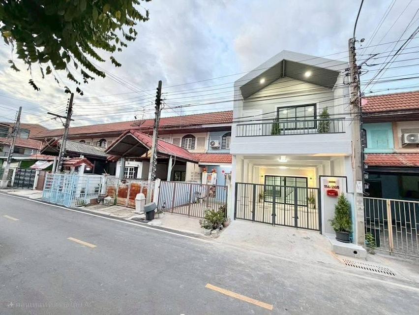 หมู่บ้านบัวทอง1  ติดรถไฟฟ้าสายสีม่วง สถานีคลองบางไผ่  ทาวน์เฮาส์ 2 ชั้น   ตกแต่งใหม่พร้อมอยู่  มีระเบียงด้านหน้า 4