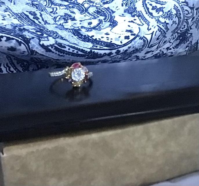 แหวนหมั้นประดับด้วยพลอยหลายสี 4