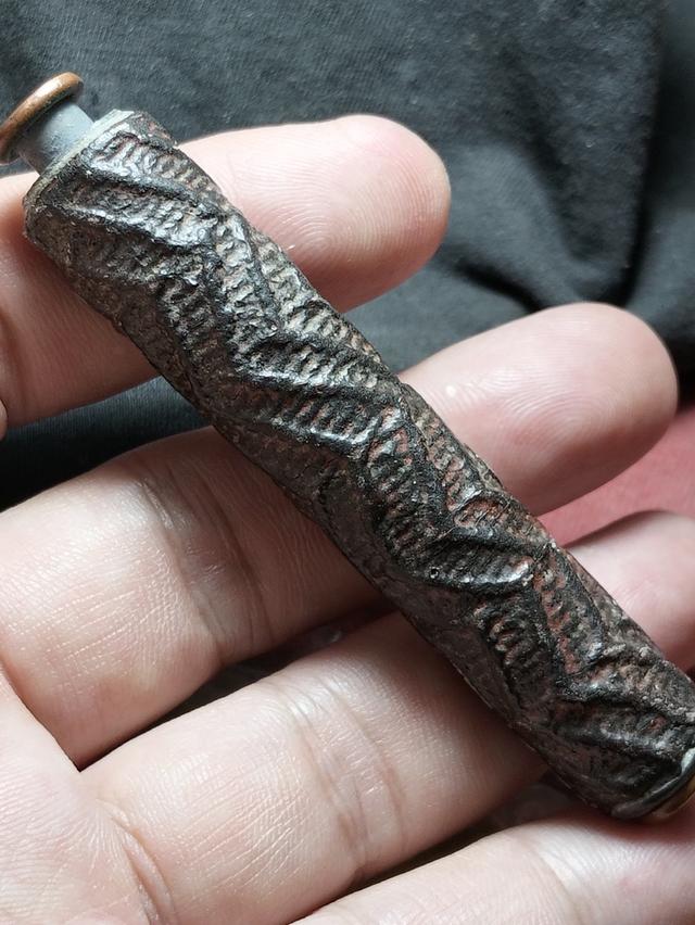 ตะกรุดถักเชือกลงรักด้านในเป็นโลหะครับ