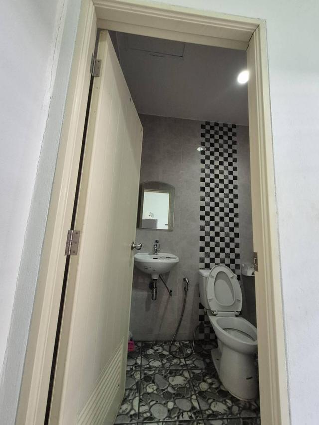 บ้านเดี่ยว 50 ตรว 2 ห้องนอน ติดแอร์ทั้ง 2ห้อง 2 ห้องน้ำ เครื่องทำน้ำอุ่น 1ตัว 1 ห้องโถง 1 ครัว มุ้งลวด แหล็กดัด ผ้าม่านอย่างหนากัน UV  จอดรถยนต์ได้ 2 17