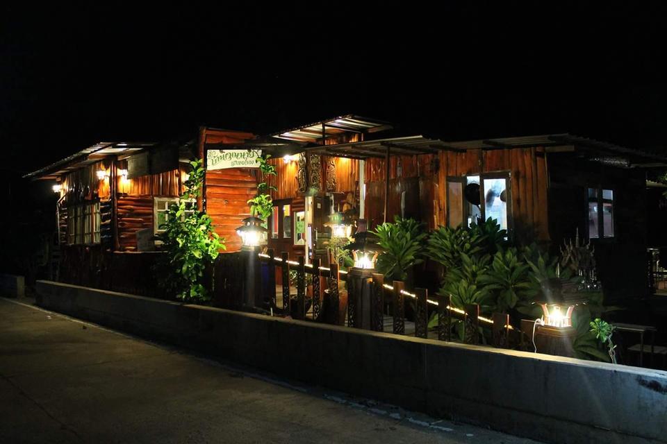 บ้านติดแม่น้ำน่าน วิวสวยมาก เหมาะสำหรับอยู่อาศัยหรือค้าขายกว้างขวางมีที่จอดรถสามารถทำเป็นห้องนอนได้ 3 ห้องนอนมี 1 ห้องน้ำ 1 ห้องอาบน้ำ 3