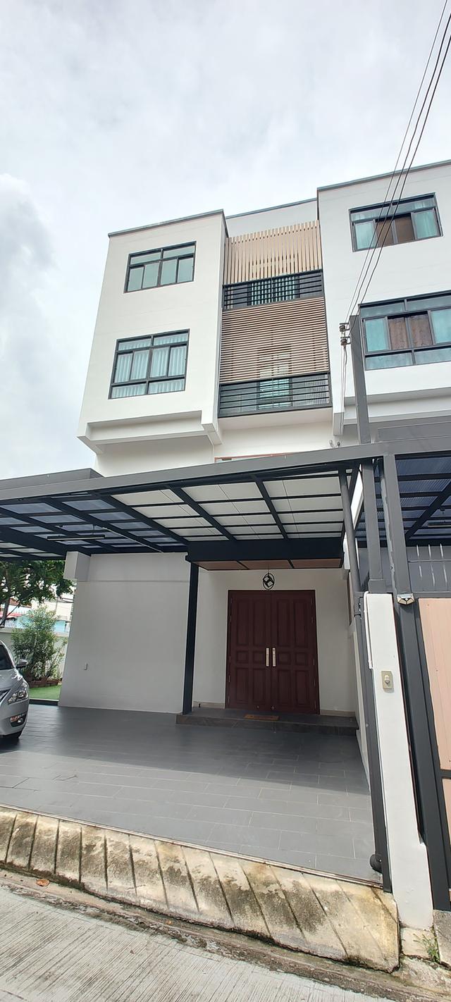 ทาวน์โอม 3 ชั้นครึ่ง ลาดพร้าว 25 แยกรัชดา-ลาดพร้าว เนื้อที่ 44 ตารางวา แปลงมุม กว้างมาก พร้อมอยู่ 13