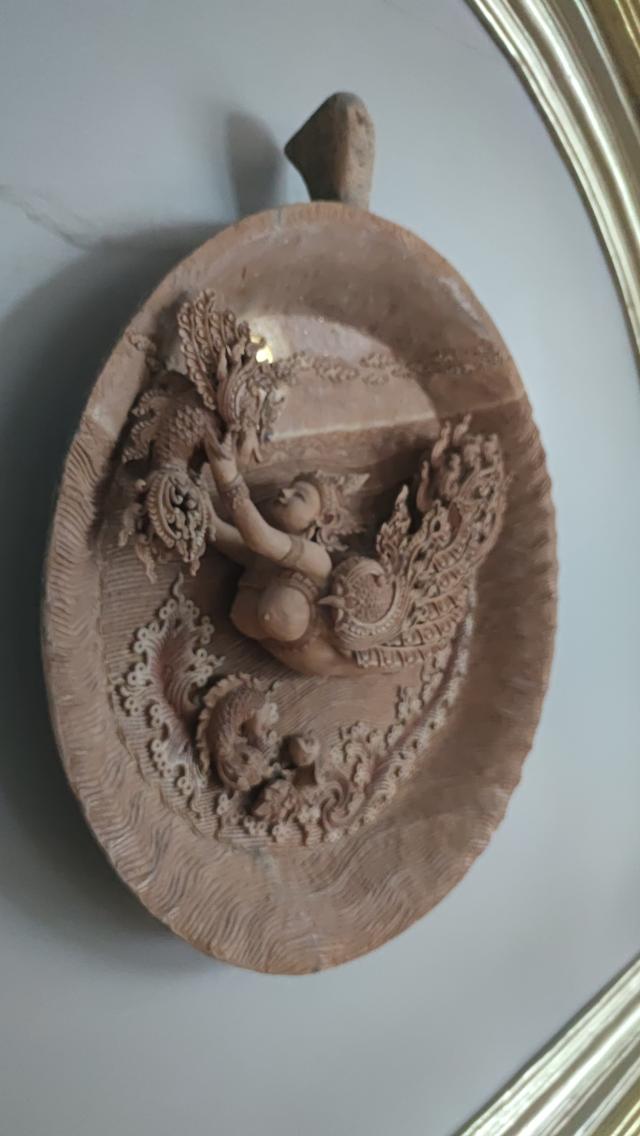 งานแกะะสลักไม้สักนางสุพรรณมัจฉาเส้นผ่าศูนย์กลาง60ซม.