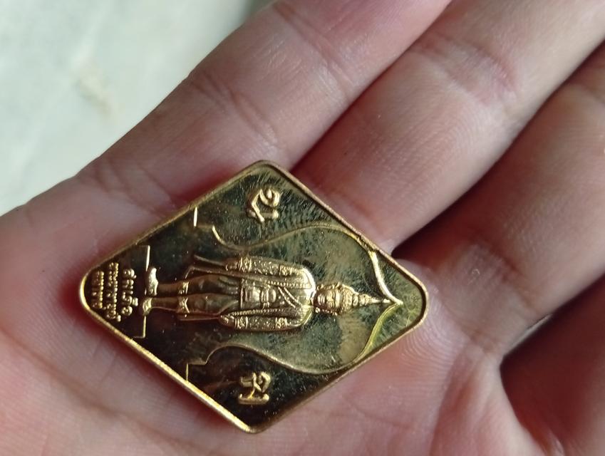 สมเด็จพระนารายณ์มหาราช เนือกะไหล่ทอง-เนื้อทองแดง เหรียญนี้มีลักษณะเป็นทรงข้าวหลามตัด