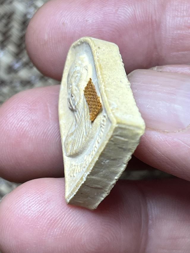 พระผงรูปเหมือนหลวงพ่อเกษม เขมโก สำนักสุสานไตรลักษณ์ จ.ลำปาง รุ่นมหากุศล อย.19 วิสาขบูชา พ.ศ.2532 3