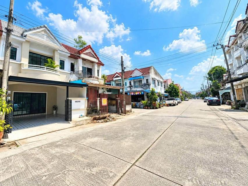 หมู่บ้านพารวย ชัยพฤกษ์ แจ้งวัฒนะ ทาวน์เฮ้าส์ 2 ชั้น   ถนนเมน ค้าขายได้ มีพื้นที่ด้านหลังบ้าน 2