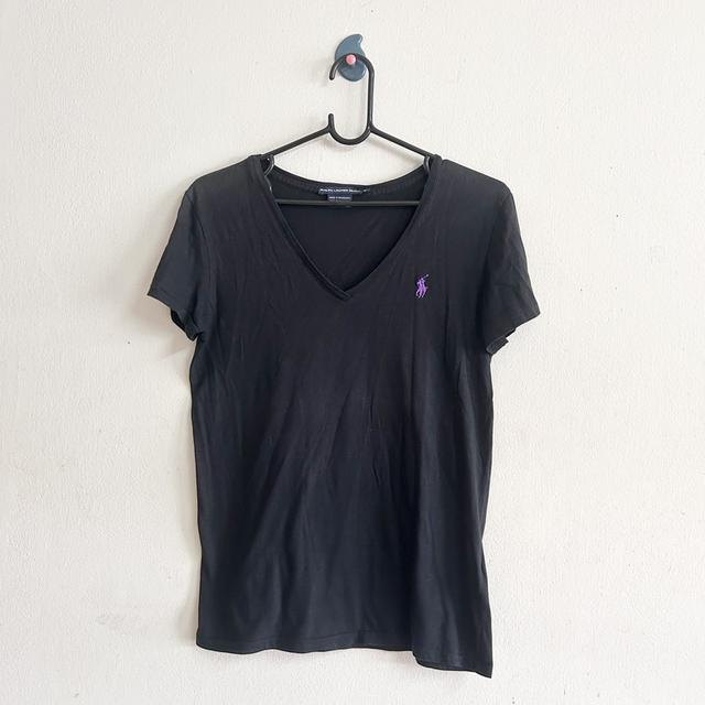 size M เสื้อยืดหญิงคอวีสีดำเข้ม
