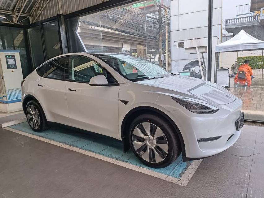 Tesla Model Y สีขาว