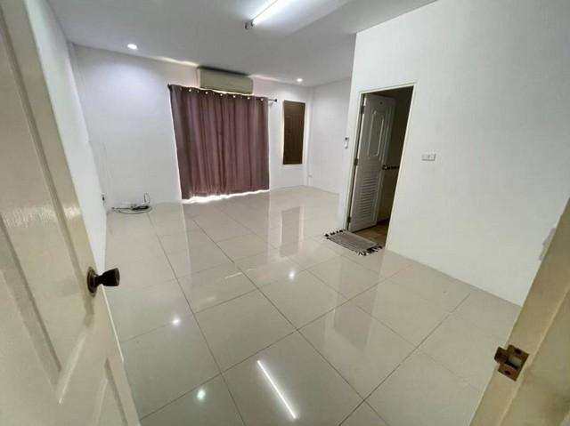 ให้เช่า ทาวน์โฮม 3 ชั้น รีโนเวทใหม่ หมู่บ้านสัมมากร ซอยรามคำแหง110 มีห้างแมคโครและตลาดสดอยู่หน้าหมู่บ้าน ใกล้รถไฟฟ้าสายสีส้ม 6