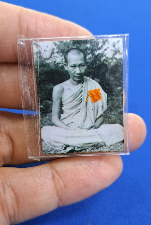 #รูปถ่ายหลวงพ่อเกษม เขมโก ติดจีวรหลังปั้มยันต์หมึกแดง ขนาดกว้าง 2.7 ซม.สูง 3.6 ซม. สร้าง ปี2518 #แท้ทันหลวงพ่อเกษมปลุกเสกครับ 2