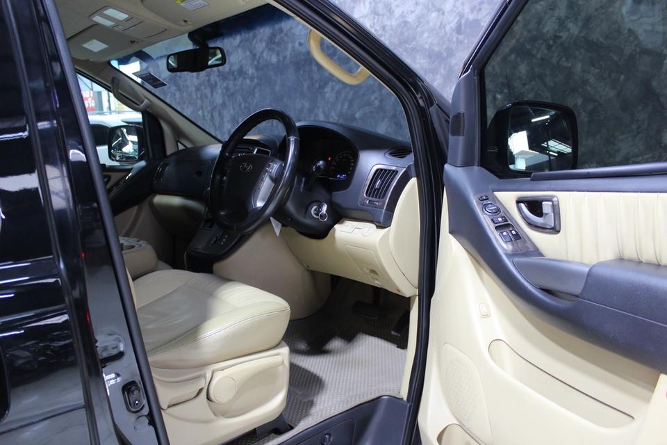 รหัสรถ JRS3185 🚐✨ HYUNDAI H-1 ปี 2017 สีดำสุดหรู สภาพพร้อมใช้ 7