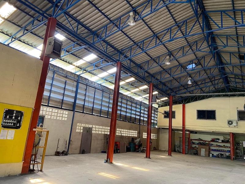 ขายที่ดินพร้อมสิ่งปลูกสร้าง โกดัง-โรงงาน เนื้อที่ 2-2-35ไร่ ติดถนนทำเลดี ใกล้บ้านหัวกุญแจ ตำบลคลองกิ่ว อำเภอบ้านบึง ชลบุรี มีโรงรถ บ้านพักคนงาน 4