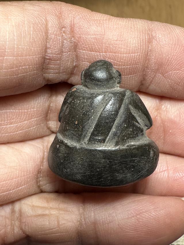 พระปิดตาเนื้อผงคลุกรักลอยองค์ ไม่ทราบที่