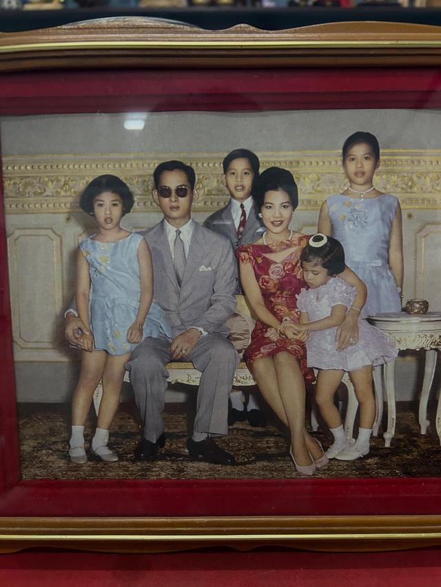 ภาพรัชกาลที่ 9 พร้อมกรอบไม้สักเก่า 6