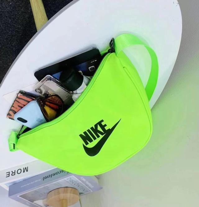 กระเป๋าทรงเกี๊ยว Nike 4