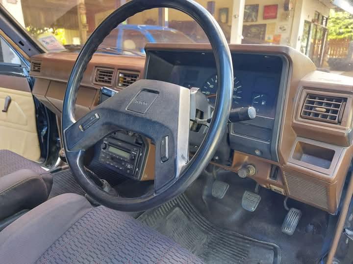 TOYOTA HILUX HERO 1986 8