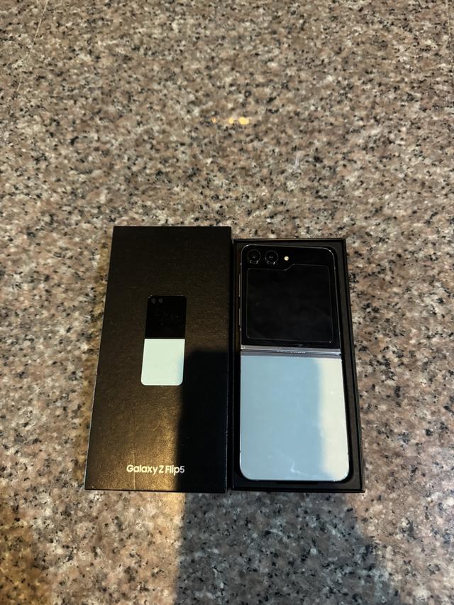 ขายๆๆๆถูกSamsungFlip5สีหายากMint 256กิ๊กมีกล่องอีมี่ตรงสูนTrueสภาพสวยการใช้งานดีเครื่องรีสโตได้ตลอดไม่มีติดแอคเค้าใดๆคับ สภาพ: 98% สวยๆคับไร้รอยตกบุ