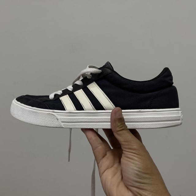 รองเท้าลำลอง adidas ผ้าแคนวาส