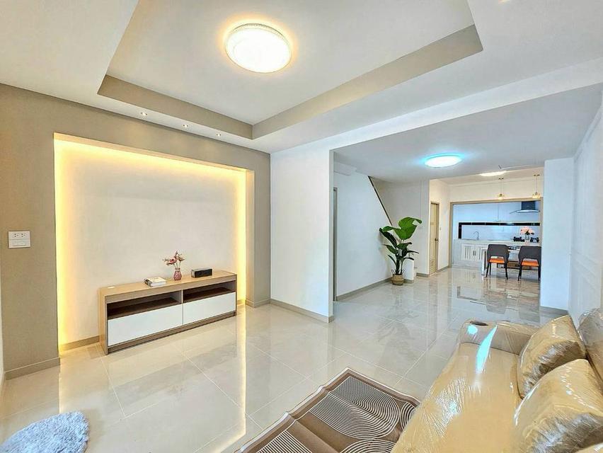 หมู่บ้านเต็มรัก ซอยวัดลาดปลาดุกทาวน์เฮาส์ 2 ชั้น ตกแต่งใหม่พร้อมอยู่ มีระเบียงหน้าบ้าน พร้อมของตกแต่ง 9