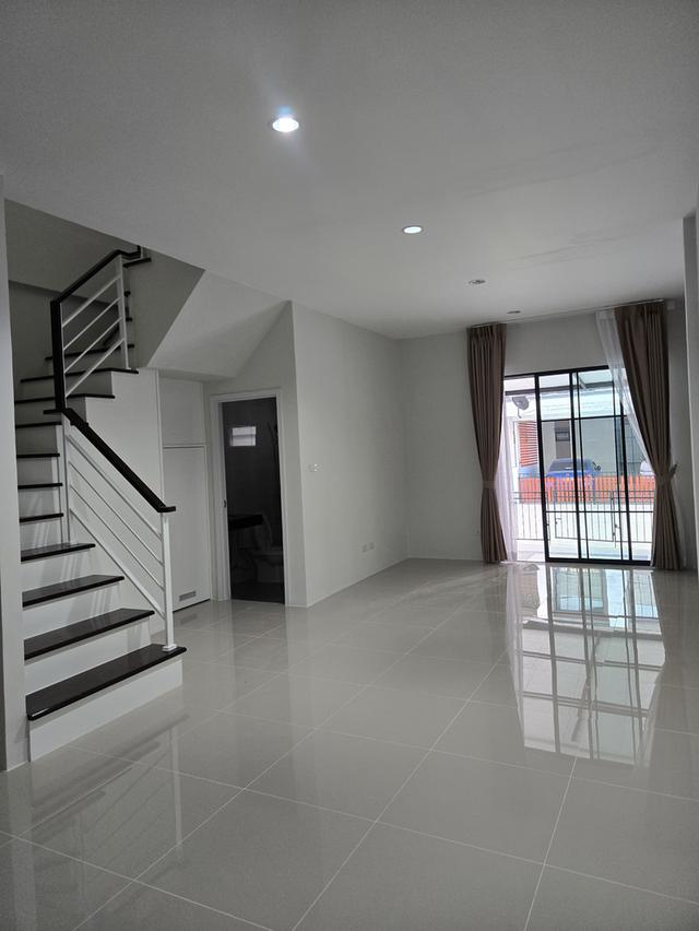 บ้านใหม่ให้เช่า ทาวน์โฮม 2 ชั้น 2 ห้องนอน 2 ห้องน้ำ 4