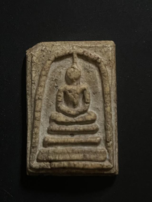 พระสมเด็จอะไรหรอครับแบบนี้มีราคาไหมผมไม่รู้เผื่อมีคนชอบ