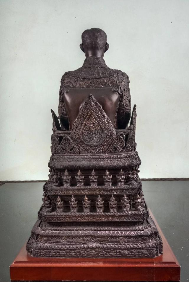 746.พระบรมรูปหล่อในหลวงรัชกาลที่ 9 พระบาทสมเด็จพระปรมินทรมหาภูมิพลอดุลยเดช ทรงประทับบนพระที่นั่งราชยานพุดตานทอง ส รูปที่ 6