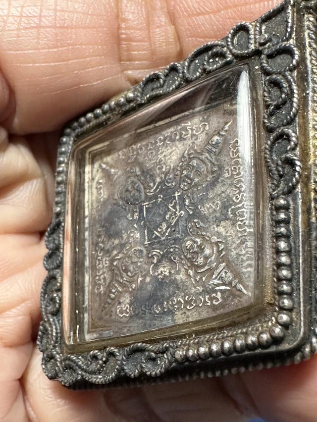 เหรียญพระพรหมสี่หน้า เนื้อเงินหลังจาร เลี่ยมเงิน ไม่ทราบที่ รูปที่ 9