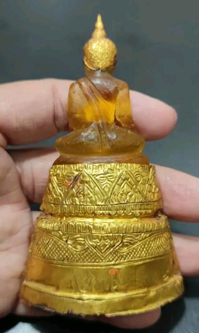 พระแก้วเลี่ยมฐานทองคำ