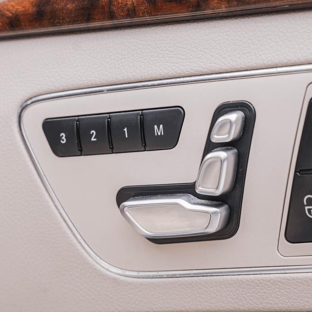 รหัสรถ 67GG9027 Benz E300 Bluetec Hybrid 2014