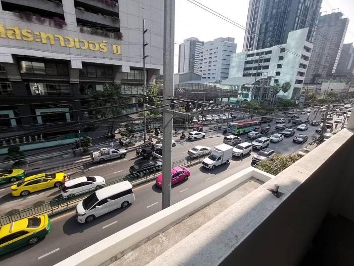เจ้าของขายเอง ตึกติดถนนใหญ่เพชรบุรีตัดใหม่เยื้องซอยตรงข้ามเข้าทองหล่อ พื้นที่ตึก2ห้อง 3 ชั้นครึ่ง 5
