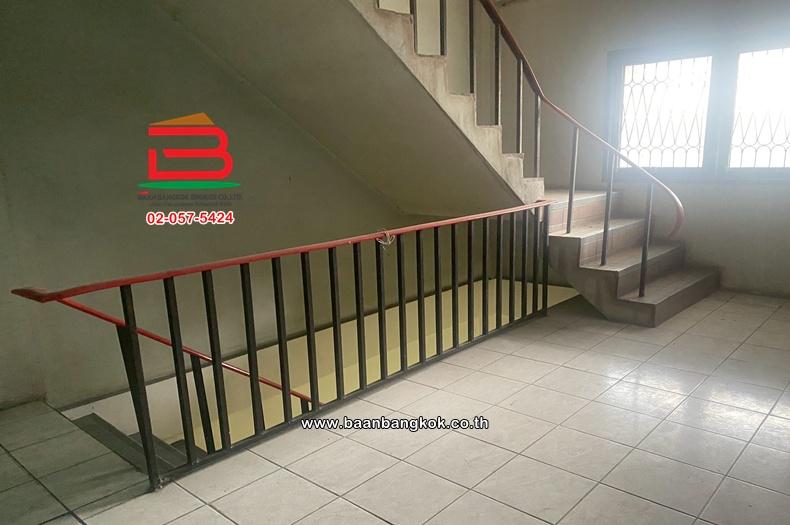 อาคารพาณิชย์ เนื้อที่ 19 ตร.ว. อยู่ระหว่าง ซอยลาดปลาเค้า 83-ซอยลาดปลาเค้า 85 ใกล้เดอะแจ๊สรามอินทรา ถนนรามอินทรา แขวงอนุสาวรีย์ เขตบางเขน 13