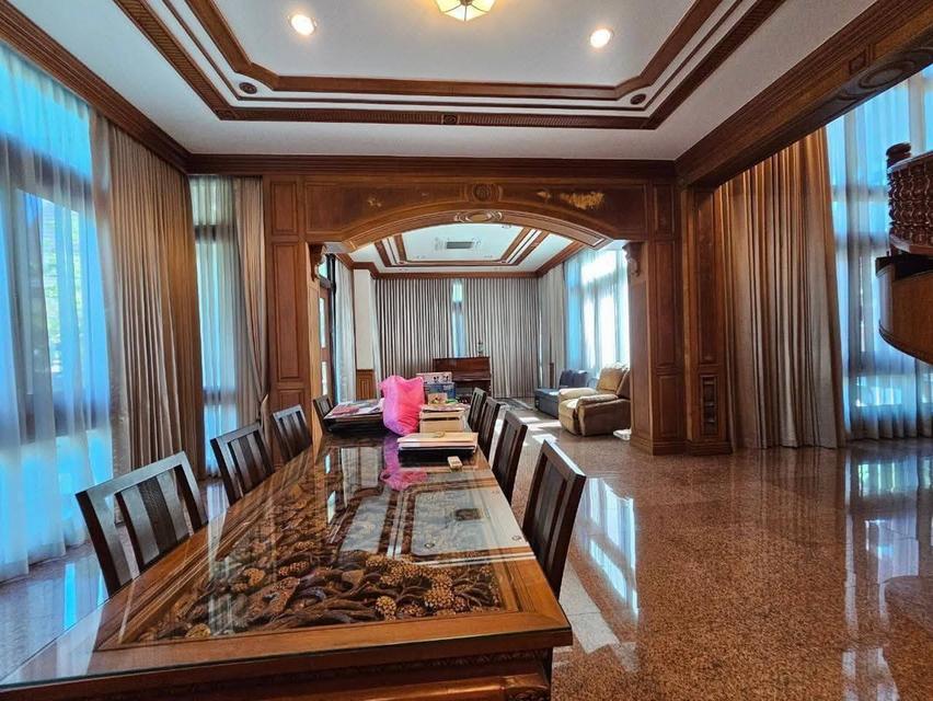 Luxury home For Sale A luxurious mansion in downtown Sriracha. 9