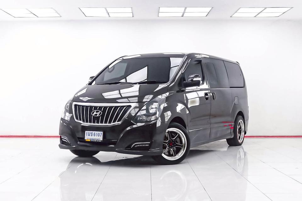 HYUNDAI H1 2.5 DELUXE AT 2017รถตู้ VIP 11 ที่นั่ง นั่งสบาย เดินทางทั้งครอบครัว