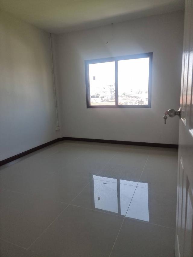 ขายทาวน์เฮ้าส์ 3 ชั้น ซอยชักพระ 10 ตลิ่งชัน บ้านสวย ทาสีปูกระเบื้องให้ใหม่ทั้งหลัง ใกล้เซ็นทรัล ปิ่นเกล้า 9