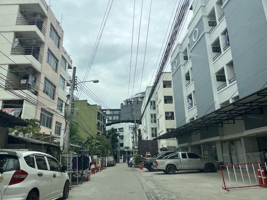 ขายบ้าน 2 หลังติด หลังวิทยาลัยจันทรเกษม รัชดาภิเษก พื้นที่ 73 ตร.ว. ราคา 11 ลบ. สนใจติดต่อ ปุ้ย 08-9920-9893 ไอดี dpawadee 4