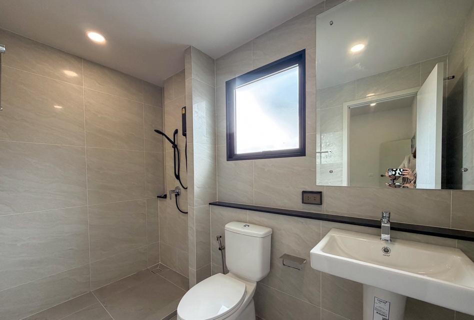 🏡🔥 ให้เช่าบ้านหรู BRITANIA BANGNA–SRIVAREE บ้านหลังมุมติดสวน! 4 ห้องนอน 5 ห้องน้ำ จอดรถ 3 คัน ค่าเช่า 79,000 บาท/เดื 16
