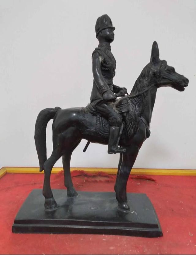 พระบรมรูปทรงม้าฐานยาว7นิ้วสูง11นิ้ว