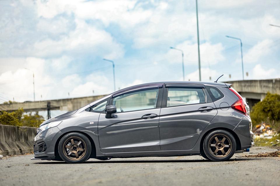 🔥 HONDA JAZZ GK V+ ปี 2019 — ไมล์ 7 หมื่นโล แต่งหล่อพร้อมใช้! 🔥Honda Jazz GK 1.5 V+ CVT ปี 2019สีเทา รูปที่ 6