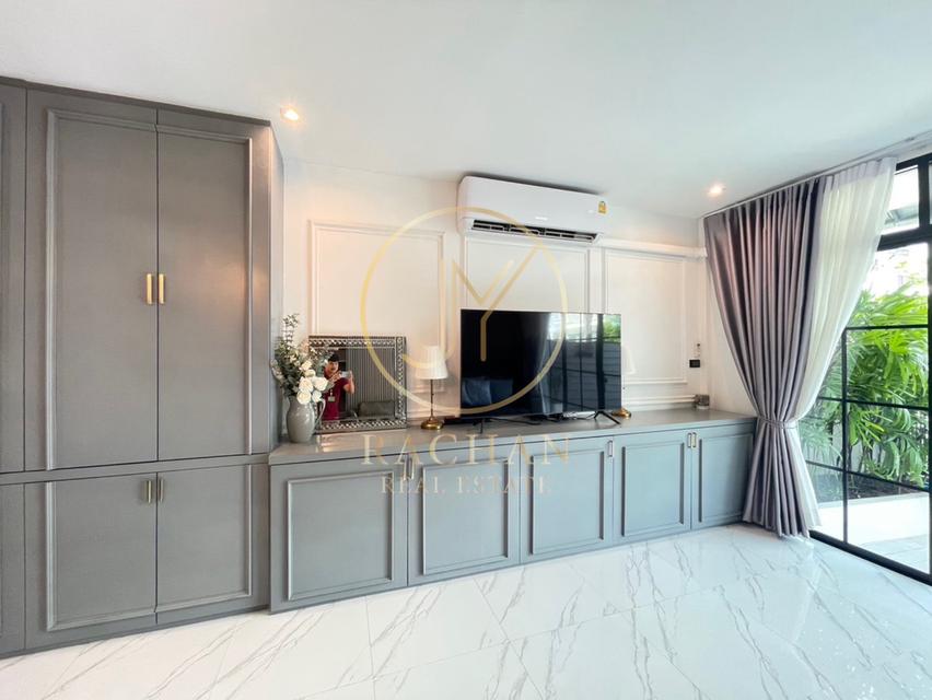 B69-300 ขายด่วน ทาวน์โฮม 3 ชั้น จัดเต็มเฟอร์นิเจอร์ทั้งหลัง หมู่บ้านรื่นฤดี รามคำแหง180  เนื้อที่ 18.2 ตร.ว พื้นที่ใช้สอย 140 ตร.ม 4 ห้องนอน 8