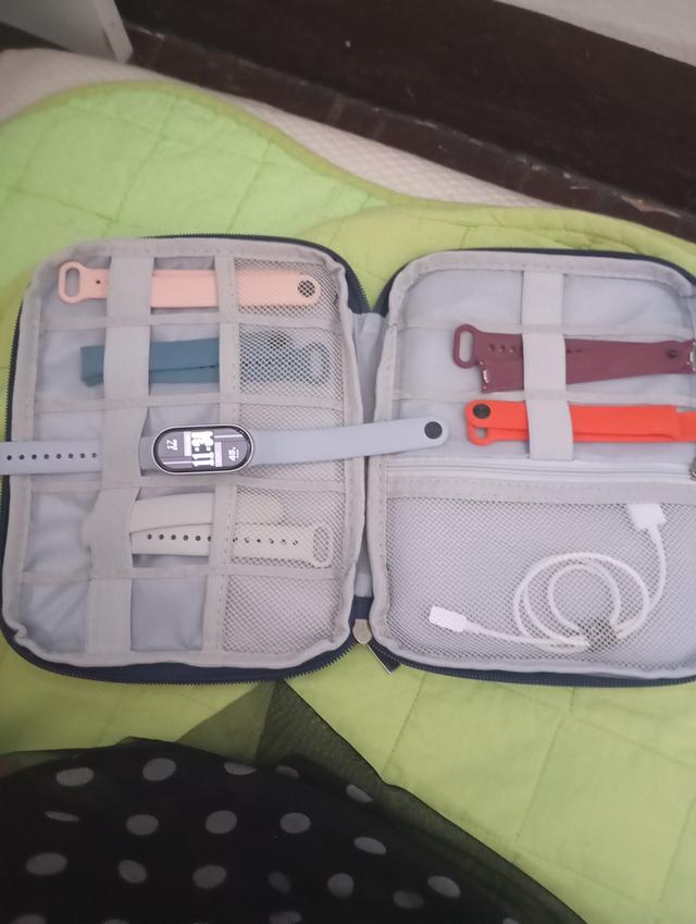 Mi band 10 ของใหม่ มีกล่อง สายชาร์จและสายเปลี่ยน5เส้น พร้อมกระเป๋าใส่สาย