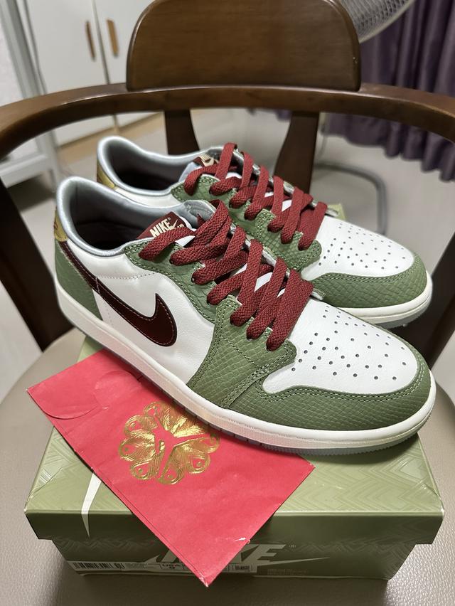 ขายครับ Jordan 1 Retro Low OG Year of the Dragon (2024) ของแท้มือ 1 ไม่เคยใส่ เบอร์ 42.5 ที่ราคา 4,999 บาท ติดต่อ คุณเอก 082-065-4458