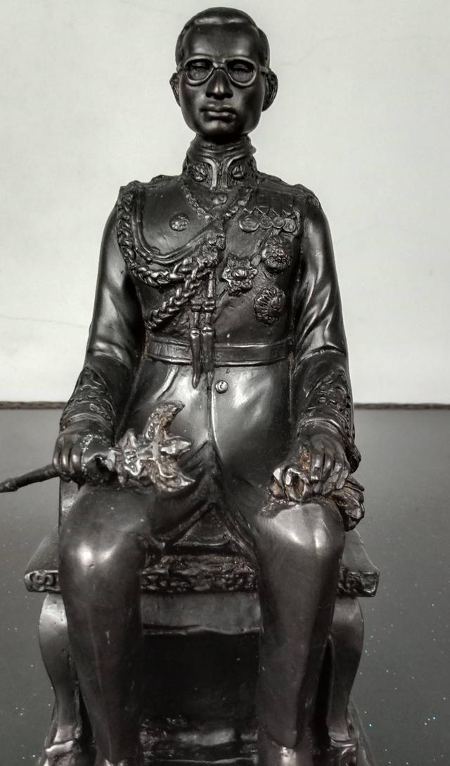 571.พระบรมรูปหล่อในหลวงรัชกาลที่ 9 พระบาทสมเด็จพระปรมินทรมหาภูมิพลอดุลยเดช ทรงประทับนั่งบัลลังก์ 2