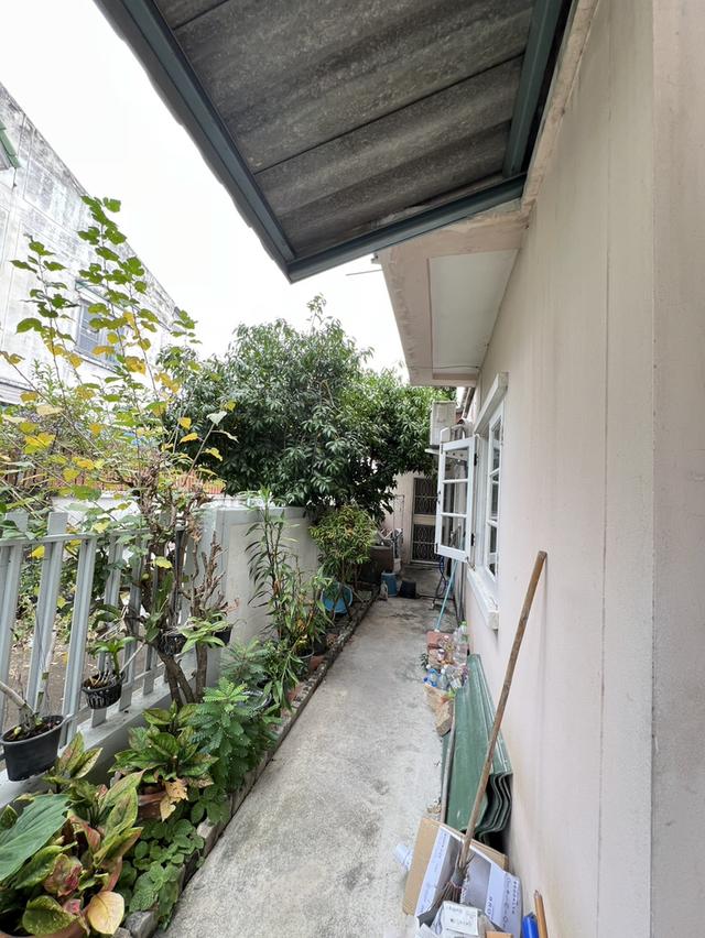 บ้านทาวน์โฮมหลังริม 2 ชั้น หมู่บ้านลดาสิริ บ้านกล้วยไทรน้อย 5