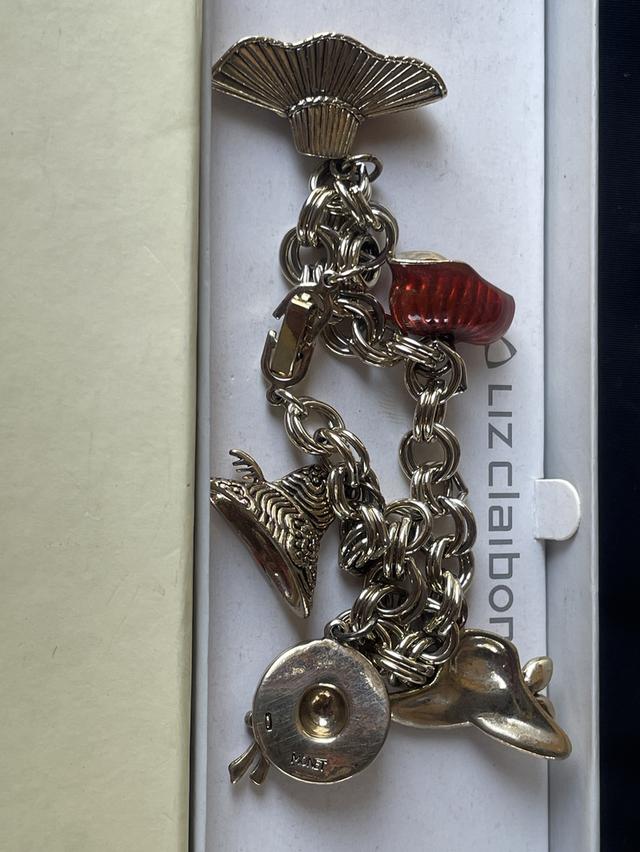 สร้อยข้อมือในภาพเป็นสร้อยข้อมือชาร์มสไตล์วินเทจจากแบรนด์ Monet 2