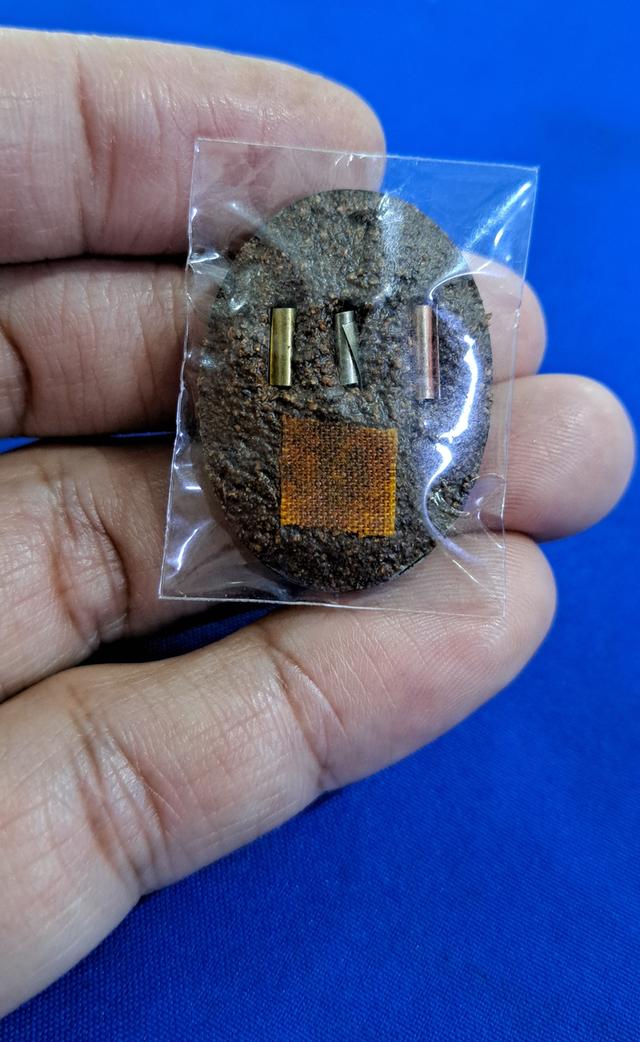 #ล็อกเก็ตเต็มองค์หลวงปู่มั่น ภูริทัตโต วัดป่าสุทธาวาส  สกลนคร #พระอาจารย์ใหญ่สายวัดป่ากรรมฐานด้านหลังฝังตะกรุด 3 ดอก + ติดจีวร รูปที่ 2