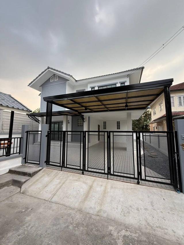 หมู่บ้านศิลปการพาร์ค3   ถนนบ้านกล้วย-ไทรน้อย บ้านเดี่ยว 2 ชั้น ตกแต่งใหม่พร้อมอยู่ หลังมุมถนนเมน สำหรับครอบครัวใหญ่ 2