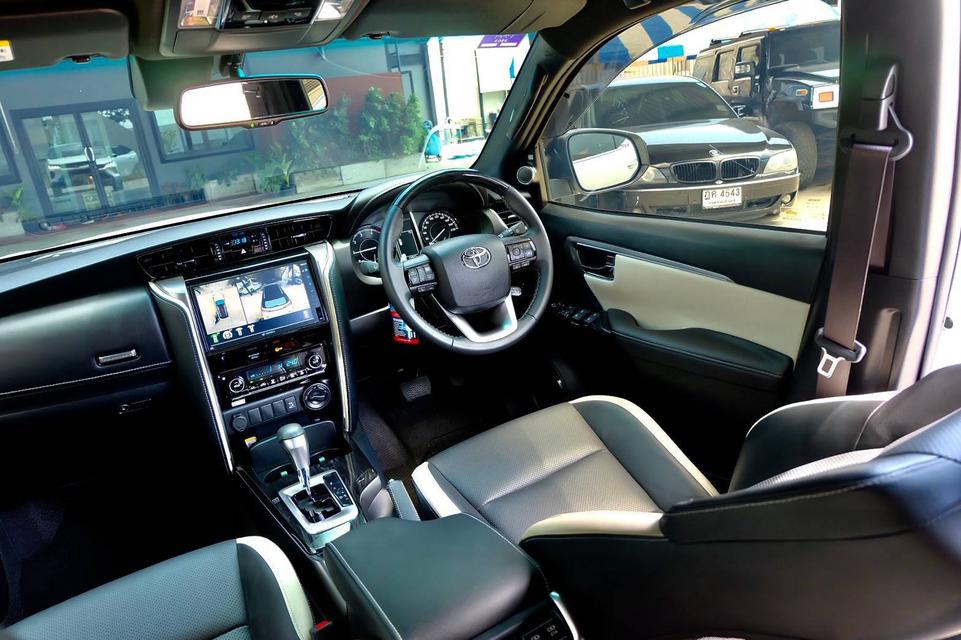 Toyota Legender​ 2.8 รุ่น sigma 4ดีเซล เกียร์ออโต้ 4WD  สีขาว ดำ  ปี 2020 6