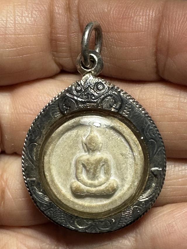 พระผงจันทร์ลอย เลี่ยมเงิน