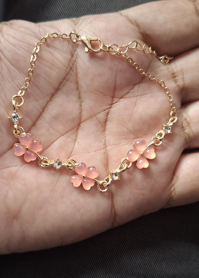 สร้อยข้อมือแฟชั่นดีไซน์ ใบโคลเวอร์สี่แฉก (Four-Leaf Clover) สีชมพู