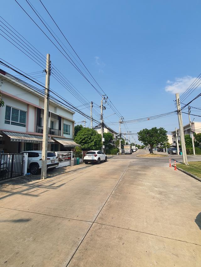 บ้านทาวโฮม ตั้งบน ถนนเมน พิมลราช บางบัวทอง 1